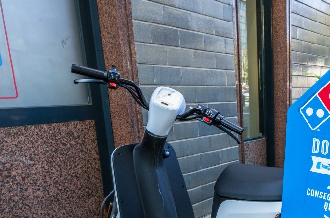 Una motocicleta de reparto de la cadena Domino's en Italia.