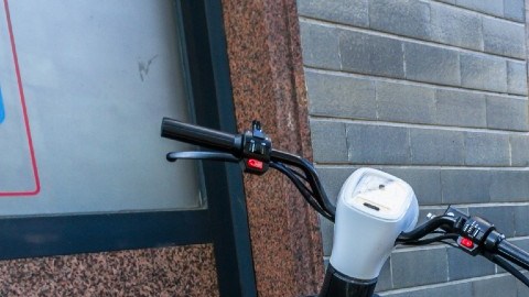 Una motocicleta de reparto de la cadena Domino's en Italia.