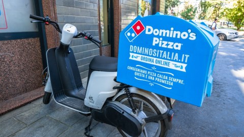 Una motocicleta de reparto de la cadena Domino's en Italia.