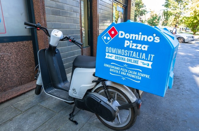 Una motocicleta de reparto de la cadena Domino's en Italia.
