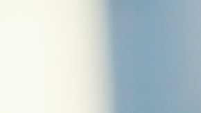 En microbikini de hilos Dua Lipa posa muy sexy dentro y fuera de la piscina