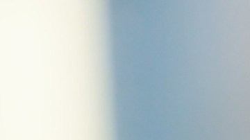 En microbikini de hilos Dua Lipa posa muy sexy dentro y fuera de la piscina