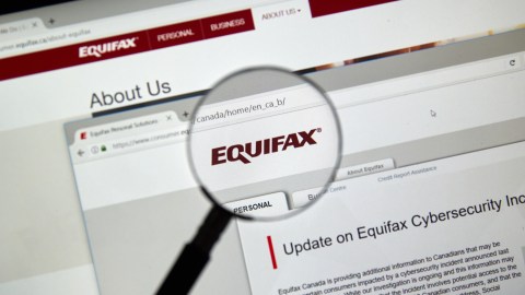 La pantalla de una computadora en la que se ve un formato digital de Equifax con una lupa en el centro.