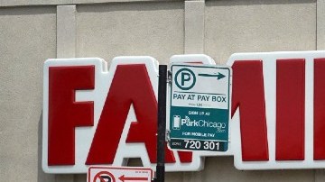 Imagen de dos personas que caminan frente a una sucursal de la tienda Family Dollar.