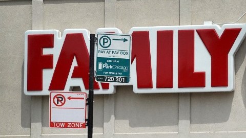 Imagen de dos personas que caminan frente a una sucursal de la tienda Family Dollar.
