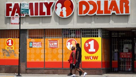 Imagen de dos personas que caminan frente a una sucursal de la tienda Family Dollar.