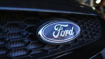 Imagen de una parrilla de un vehículo con el logotipo de Ford.
