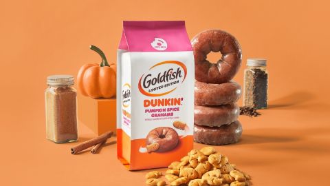 Imagen de una bolsa de galletas de colores blanco, naranja y rosa, frente a un grupo de galletas, cuatro donas apiladas y una calabaza.