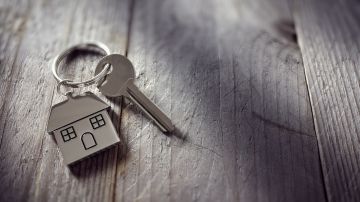 Imagen de un llavero con forma de casa y una llave.