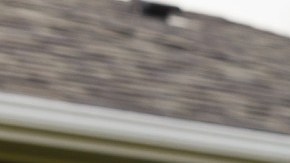 Un letrero de venta de vivienda en el que se indica que se tiene una oferta, pero que se escuchan otras.