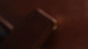 Billetes de $100 dólares que salen de una billetera.