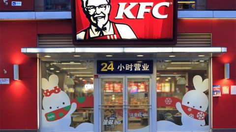 Fachada de una tienda de la cadena KFC en China, con caracteres en chino.