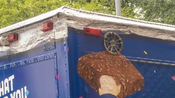 Varias personas están formadas para pedir helado en un camión de la marca Klondike, la fabricante del Choco Taco.