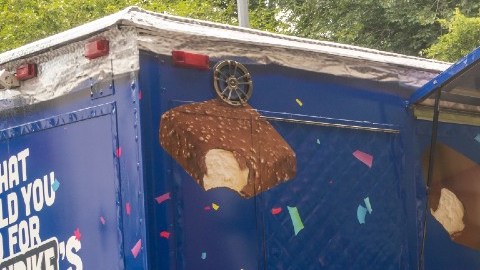 Varias personas están formadas para pedir helado en un camión de la marca Klondike, la fabricante del Choco Taco.