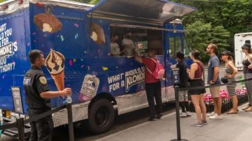 Varias personas están formadas para pedir helado en un camión de la marca Klondike, la fabricante del Choco Taco.