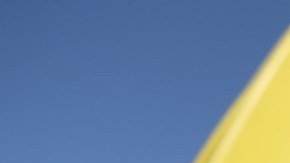 La M amarilla de McDonalds se ve en un estacionamiento a las afueras de una sucursal de la cadena de comida rápida.