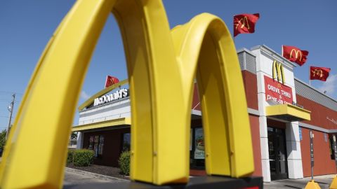 La M amarilla de McDonalds se ve en un estacionamiento a las afueras de una sucursal de la cadena de comida rápida.