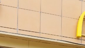 Imagen de mesas en un patio de comida frente a una sucursal de McDonalds en Ucrania.