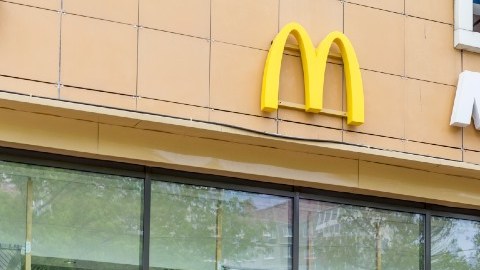 Imagen de mesas en un patio de comida frente a una sucursal de McDonalds en Ucrania.