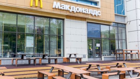 Imagen de mesas en un patio de comida frente a una sucursal de McDonalds en Ucrania.