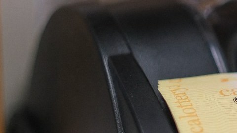 Un boleto de la lotería Mega Millions en una máquina expendedora.