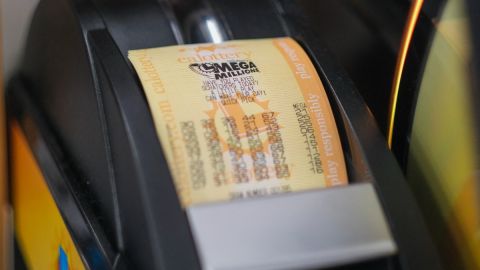 Un boleto de la lotería Mega Millions en una máquina expendedora.