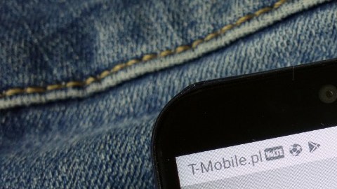 Un teléfono celular con el logotipo de Moviepass dentro de la bolsa de un pantalón vaquero.