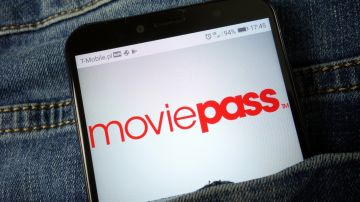 Un teléfono celular con el logotipo de Moviepass dentro de la bolsa de un pantalón vaquero.