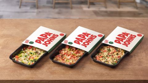Imagen de tres recipientes con comida con tapas blancas de Papa John's.
