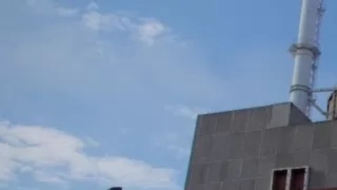 Un soldado ruso resguarda la entrada de la planta de Zaporiyia.