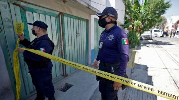 policías mexicanos en escena del crimen