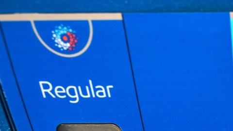 Imagen de los marcadores de precio de los diferentes tipos de gasolina en una bomba.