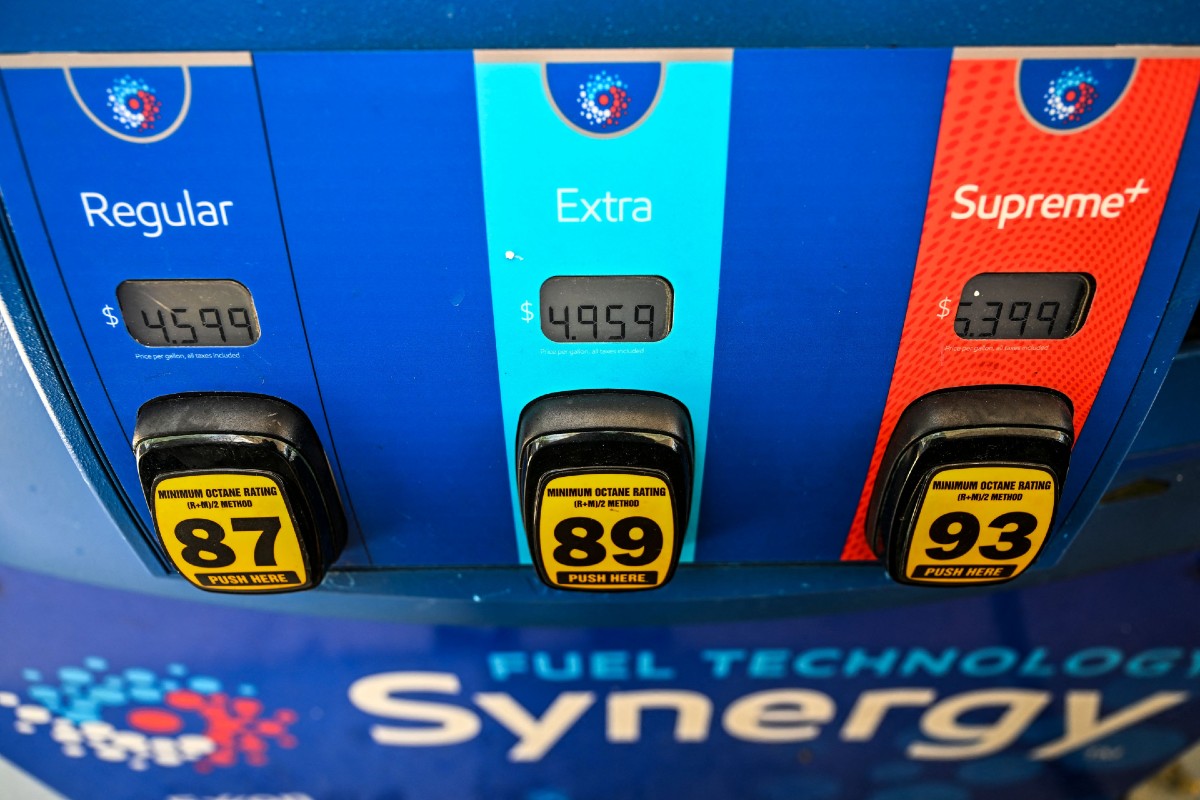 Este viernes, el precio promedio de la gasolina a nivel nacional siguió cayendo y se ubicó en $3.97 dólares el galón, según AAA.