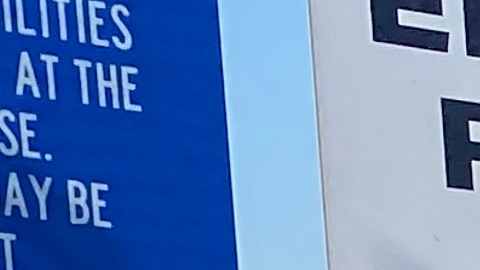 Deborah Murphy, consultora del proyecto, aparece con voluntarios y miembros de la comunidad en el sur de LA.
