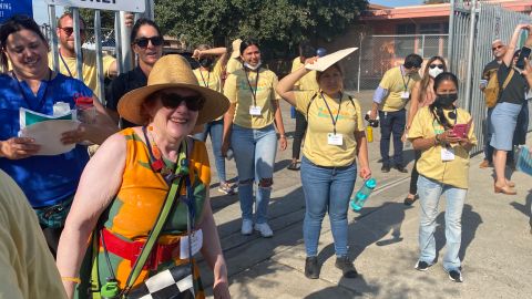 Deborah Murphy, consultora del proyecto, aparece con voluntarios y miembros de la comunidad en el sur de LA.