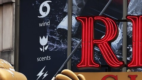 Imagen de la marquesina de un cine de la cadena Regal Cinemas en letras color rojo y dorado.