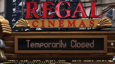 Imagen de la marquesina de un cine de la cadena Regal Cinemas en letras color rojo y dorado.