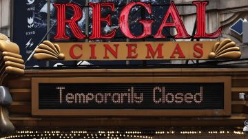 Imagen de la marquesina de un cine de la cadena Regal Cinemas en letras color rojo y dorado.
