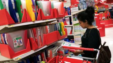 Una mujer revisa los precios en un supermercado