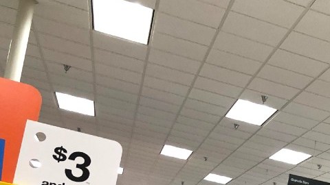 Una persona trabaja en una sección de artículos escolares en una tienda Target.