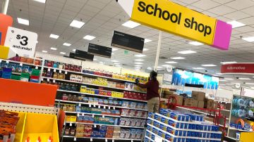 Una persona trabaja en una sección de artículos escolares en una tienda Target.