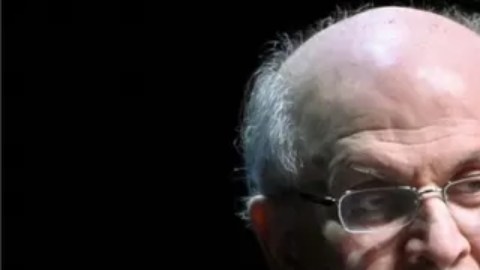 Salman Rushdie fue atacado este viernes cuando se disponía a participar en una charla.