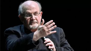 Salman Rushdie fue atacado este viernes cuando se disponía a participar en una charla.
