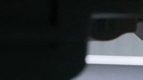 Una persona atiende a un paciente en una cama de hospital.