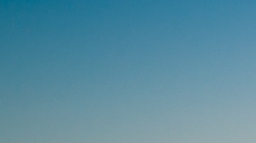 Vista aérea de la ciudad de Nueva York con rascacielos urbanos en Sunset, EE. UU.