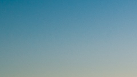 Vista aérea de la ciudad de Nueva York con rascacielos urbanos en Sunset, EE. UU.