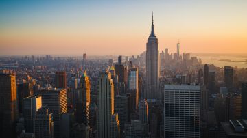 Vista aérea de la ciudad de Nueva York con rascacielos urbanos en Sunset, EE. UU.