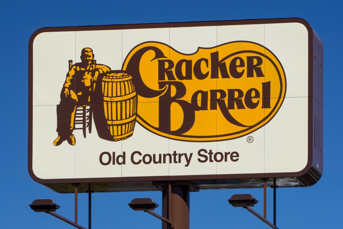 Por qué los clientes están furiosos con Cracker Barrel - La Opinión