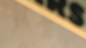 Imagen de dos vasos de la cafetería Star Coffee en Rusia, con tres personas que trabajan.