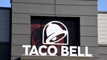 Fachada con el logotipo de la cadena de restaurantes de comida rápida Taco Bell.